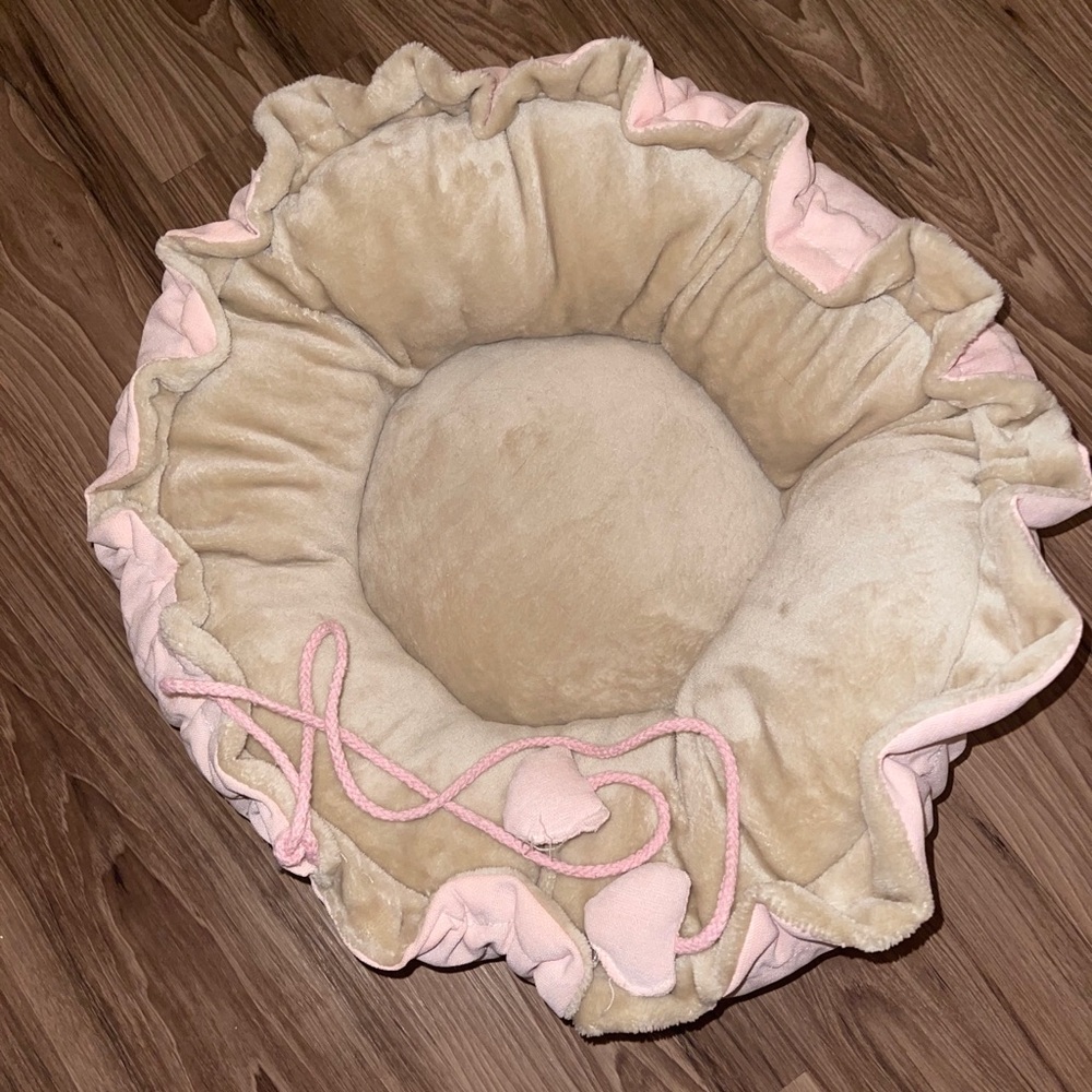 Whisker city cat bed
